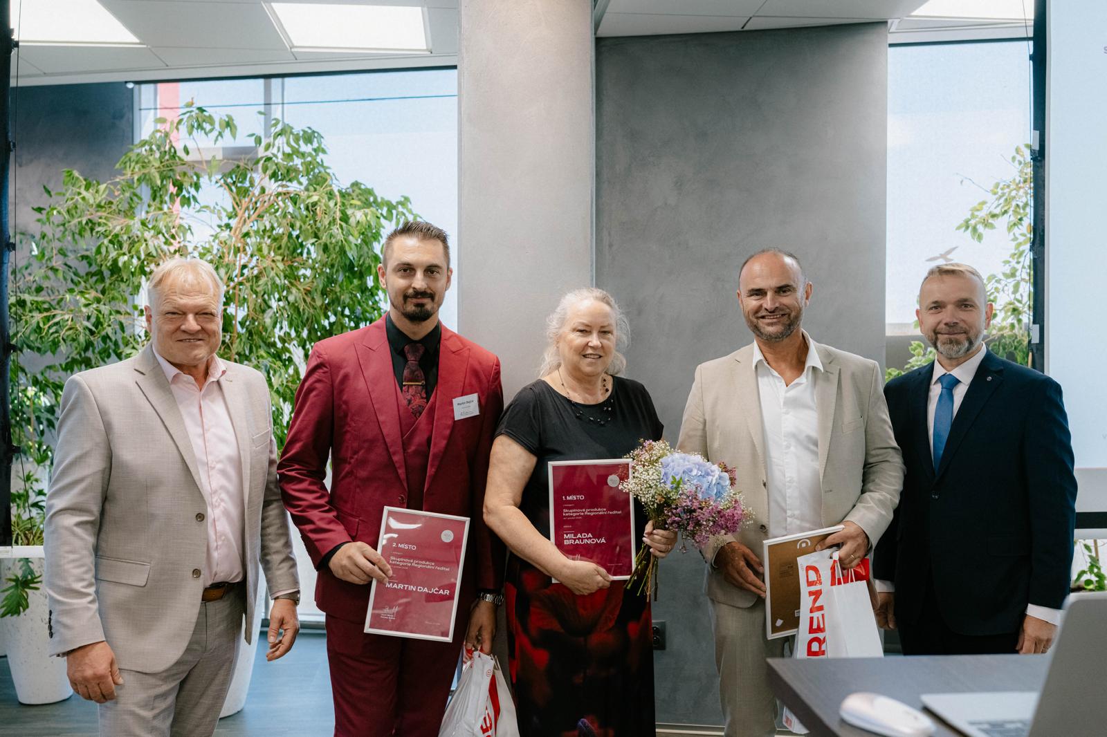 Martin Dajčar a kolegové při společném ocenění